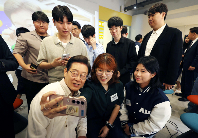 이재명 더불어민주당 대통령 후보가 정치적 고향인 경기를 찾아 청년들과 첫 공식 간담회를 가졌다. 사진은 이재명 더불어민주당 대통령 후보가 26일 경기 수원시 아주대학교에서 대학생 간담회를 마친 뒤 참석 학생들과 셀카를 찍고 있는 모습. /사진=공동취재