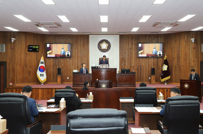 박두형 여주시의회 의장이 26일부터 내달 27일까지 33일간의 일정으로 열리는 '제74회 여주시의회 제1차 정례회' 개회 인사말을 하고 있다. /사진제공=여주시의회