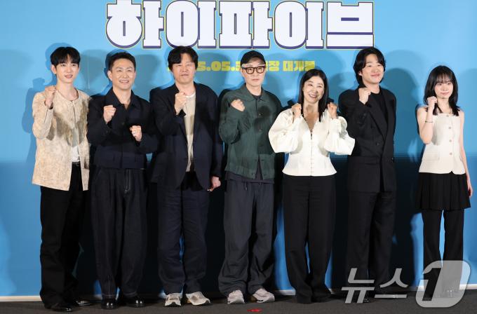 배우 박진영(왼쪽부터)과 오정세, 김희원, 강형철 감독, 라미란, 안재홍, 이재인이 26일 서울 용산구 CGV용산아이파트몰에서 열린 영화 '하이파이브‘ 언론시사회에 참석해 포즈를 취하고 있다. '하이파이브'는 장기이식으로 우연히 각기 다른 초능력을 얻게 된 다섯 명이 그들의 능력을 탐하는 자들과 만나 벌어지는 이야기를 그린 코믹 액션 활극이다. 2025.5.26/뉴스1 ⓒ News1 권현진 기자
