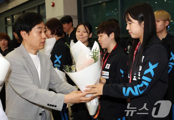 탁구 국가대표팀 신유빈이 26일 인천공항에서 2025 카타르 도하 세계탁구선수권대회를 마치고 귀국해 유남규 대한탁구협회 실무부회장으로 부터 꽃다발을 받고 있다. 신유빈은 이번 대회 여자 복식과 혼합 복식에서 동메달 2개로 대회를 마쳤다. 단일 세계선수권 메달 2개는 한국 여자 선수로는 '탁구 여왕'으로 불렸던 현정화 대한탁구협회 수석부회장(한국마사회 감독) 이후 32년 만이다. 2025.5.26/뉴스1 ⓒ News1 김명섭 기자