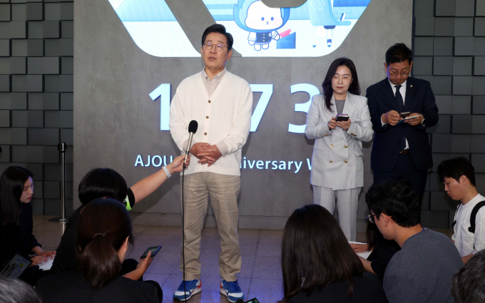 이재명 더불어민주당 대통령 후보가 청년 간담회에서 "(악성) 정치 탓에 청년 세대가 많이 오염된 것 같다"고 발언한 것을 두고 정치권의 공방이 이어지고 있다. 사진은 이재명 더불어민주당 대통령 후보가 26일 경기 수원시 아주대학교에서 대학생 간담회를 마친 뒤 취재진 질의에 답변하는 모습. /사진=뉴스1