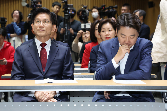 이 같은 이 후보의 발언에 국민의힘과 개혁신당은 즉각 반발하고 나섰다.사진은 김문수 국민의힘 대통령 후보(왼쪽)와 이준석 개혁신당 대통령 후보가 지난 19일 오전 서울 중구 서울시청에서 열린 '약자와 동행하는 서울 토론회'에 참석해 나란히 앉아 있는 모습. /사진=뉴스1