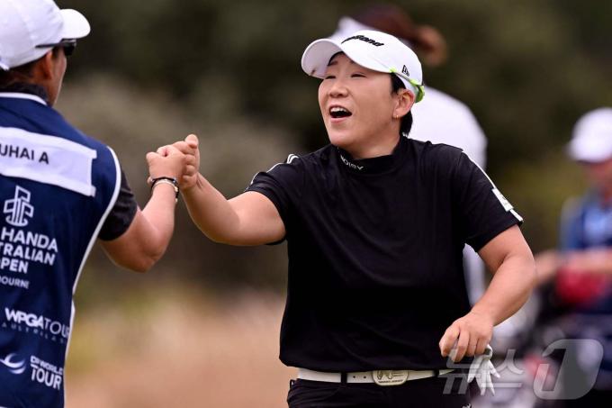 노익장을 과시하는 신지애(37). ⓒ AFP=뉴스1