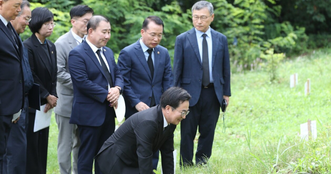 지난해 8월 안산시 단원구 선감학원 공동묘역에서 열린 '선감학원 희생자 유해발굴 개토행사'를 마치고 선감학원 공동묘역 둘러보는 김동연 경기도지사 등 참석자들. /사진=뉴스1 