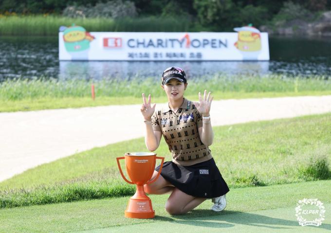 25일 경기 여주 페럼클럽에서 열린 '제13회 E1채리티 오픈'에서 박현경이 우승을 확정짓고 기념촬영을 하고 있다. (KLPGA 제공. 재판매 및 DB 금지) 2025.5.25/뉴스1