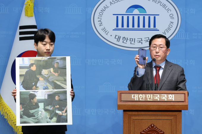 유용원 국민의힘 의원이 우크라이나에서 만난 북한군 포로의 육성을 공개하며 한국으로의 귀환을 도와달라고 호소했다. 사진은 유 의원(오른쪽)이 지난 3월4일 서울 여의도 국회 소통관에서 가진 우크라이나 북한군 포로 면담 결과 기자회견에서 북한군 포로 육성파일을 공개하는 모습. /사진=뉴스1 