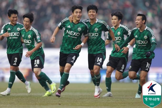 박진섭과 전진우(사진 가운데) 그리고 김진규 등 전북의 상승세를 이끄는 주역들이 홍명보호에 승선했다.