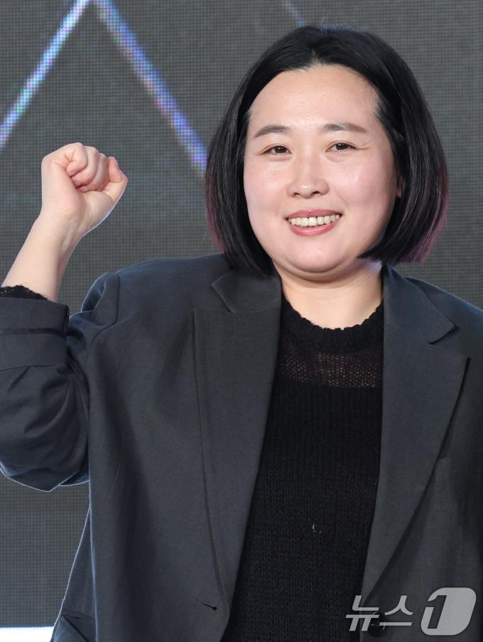 최정남 PD가 27일 서울 강남구 논현동 SJ쿤스트할레에서 열린 Mnet '월드 오브 스트릿 우먼 파이터' 제작발표회에 참석해 포즈를 취하고 있다. 2025.5.27/뉴스1 ⓒ News1 권현진 기자