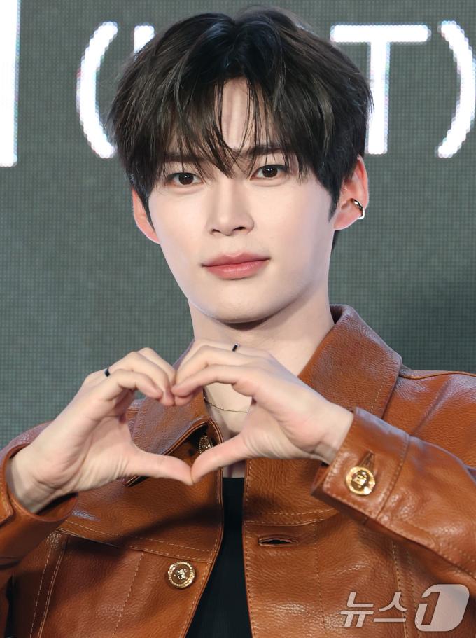 제로베이스원 성한빈이 27일 서울 강남구 논현동 SJ쿤스트할레에서 열린 Mnet '월드 오브 스트릿 우먼 파이터' 제작발표회에 참석해 포즈를 취하고 있다. 2025.5.27/뉴스1 ⓒ News1 권현진 기자