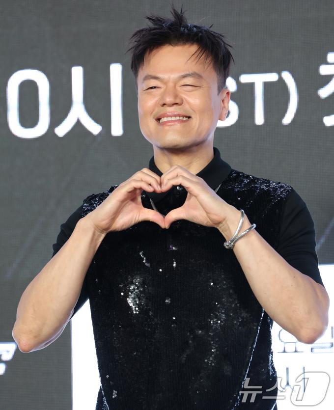 가수 겸 프로듀서 박진영이 27일 서울 강남구 논현동 SJ쿤스트할레에서 열린 Mnet '월드 오브 스트릿 우먼 파이터' 제작발표회에 참석해 포즈를 취하고 있다. 2025.5.27/뉴스1 ⓒ News1 권현진 기자
