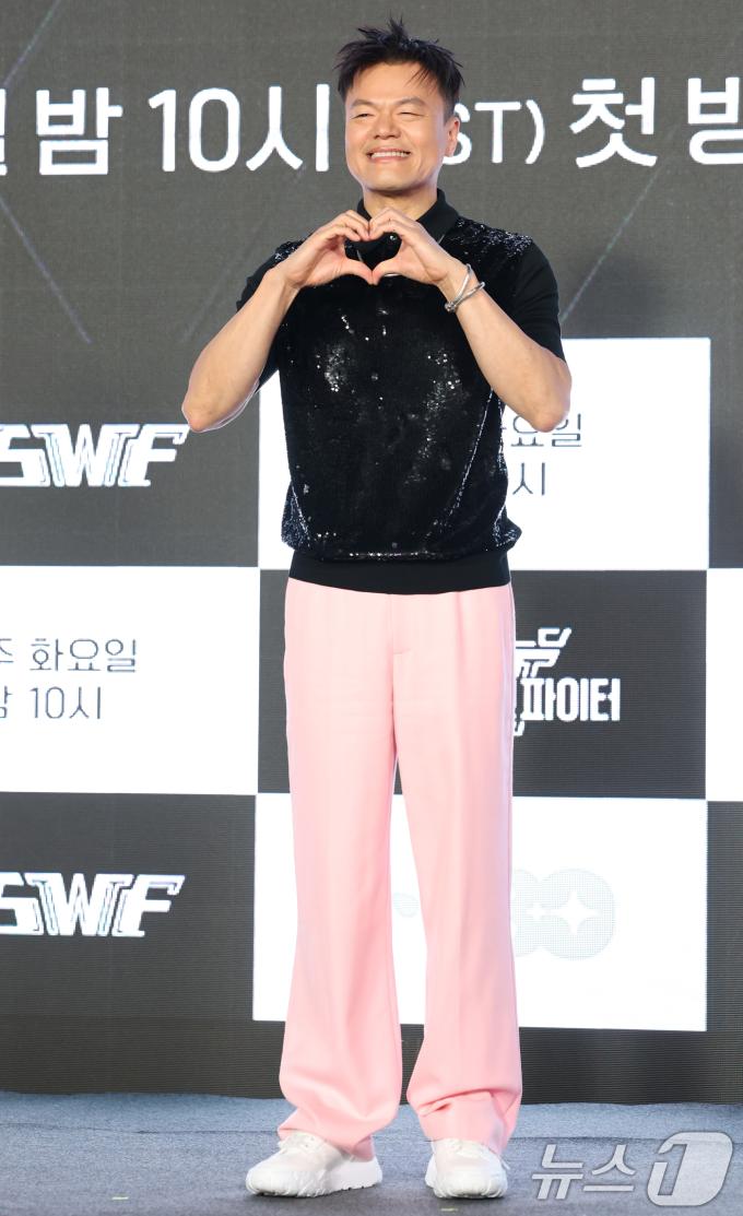 가수 겸 프로듀서 박진영이 27일 서울 강남구 논현동 SJ쿤스트할레에서 열린 Mnet '월드 오브 스트릿 우먼 파이터' 제작발표회에 참석해 포즈를 취하고 있다. 2025.5.27/뉴스1 ⓒ News1 권현진 기자