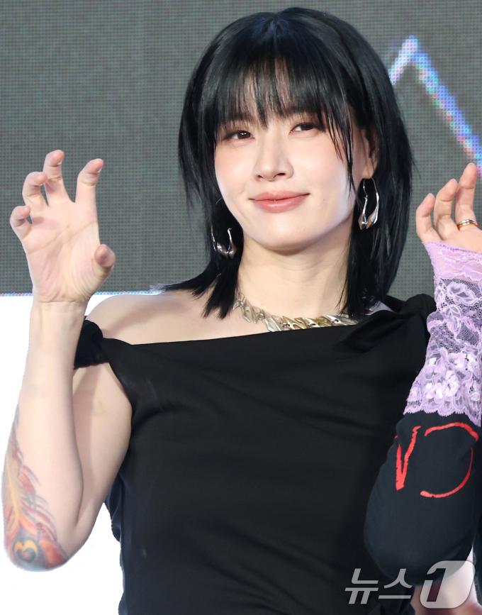리더즈 범접의 모니카가 27일 서울 강남구 논현동 SJ쿤스트할레에서 열린 Mnet '월드 오브 스트릿 우먼 파이터' 제작발표회에 참석해 댄스를 선보이고 있다. 2025.5.27/뉴스1 ⓒ News1 권현진 기자