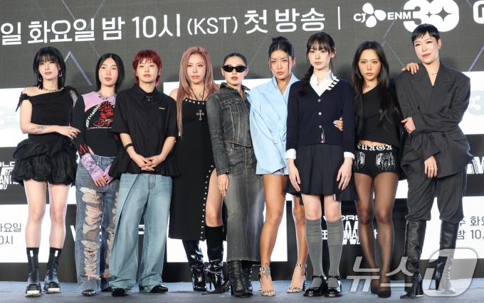 리더즈 범접의 모니카(왼쪽부터)와 립제이, 아이키, 가비, 리정, 리헤이, 노제, 허니제이, 효진초이가 27일 서울 강남구 논현동 SJ쿤스트할레에서 열린 Mnet '월드 오브 스트릿 우먼 파이터' 제작발표회에 참석해 포즈를 취하고 있다. 2025.5.27/뉴스1 ⓒ News1 권현진 기자