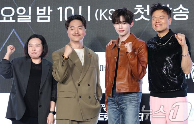 최정남 PD(왼쪽부터)와 마이크 송, 성한빈, 박진영이 27일 서울 강남구 논현동 SJ쿤스트할레에서 열린 Mnet '월드 오브 스트릿 우먼 파이터' 제작발표회에 참석해 포즈를 취하고 있다. 2025.5.27/뉴스1 ⓒ News1 권현진 기자