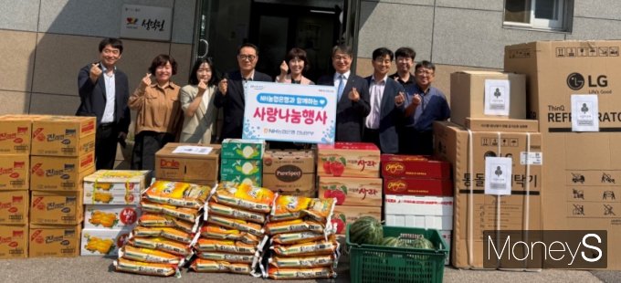 농협은행 전남본부 임직원들이 목포 아동복지시설 성덕원에 500만원 상당의 물품을 기부한 후 기념촬영을 하고 있다/사진=농협전남본부 제공.