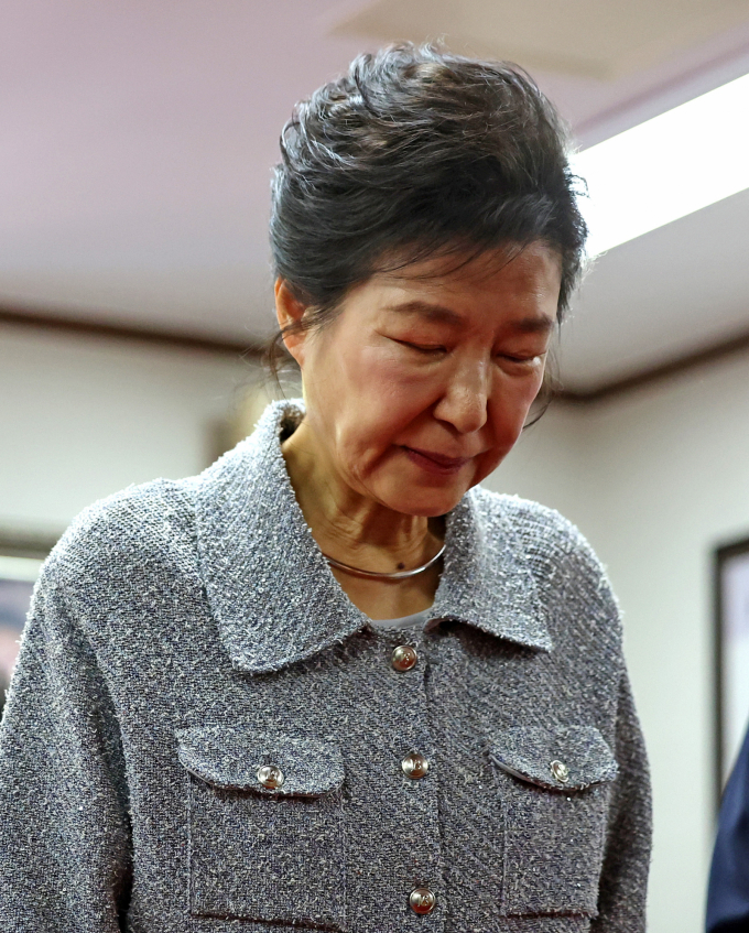박근혜 전 대통령이 27일 오전 경북 구미시 상모동에 있는 부친 고(故) 박정희 대통령 생가를 찾아 참배하고 있다./사진제공=뉴스1
