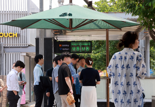 28일은 최고 기온이 28도까지 올라 한여름 더위가 지속되겠다. 사진은 서울 영등포구 여의나루역 인근에서 시민들이 그늘막에서 신호를 기다리는 모습. /사진=뉴스1