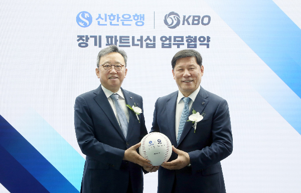 신한은행이 27일 서울시 강남구 소재 한국야구회관에서 KBO와 장기 파트너십 강화를 위한 업무협약을 체결했다./사진은 업무협약을 체결하고 정상혁 신한은행장(왼쪽)과 허구연 KBO 총재가 기념 촬영하는 모습./사진=신한은행