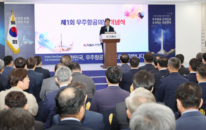 27일 경남 사천 우주항공청에서 열린 '제1회 우주항공의 날' 기념식에서 이주호 대통령 권한대행 부총리 겸 교육부장관이 인사말을 건네고 있다./사진=우주항공청