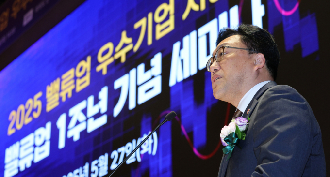 김병환 금융위원장이 27일 오후 서울 여의도 한국거래소에서 열린 밸류업 우수기업 시상식에서 축사를 하고 있다. /사진=뉴스1
