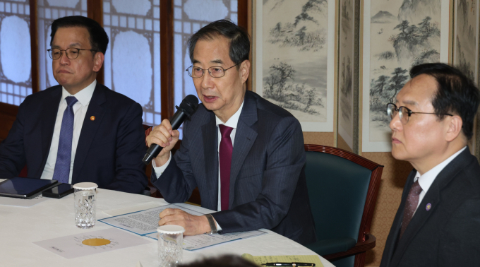 한덕수 전 국무총리와 최상목 전 경제부총리 겸 기획재정부 장관이 출국금지됐다. 사진은 한덕수 대통령 권한대행 국무총리가 지난달 14일 서울 공관에서 열린 경제안보전략 TF 회의를 주재하고 있는 모습. 왼쪽은 최상목 전 경제부총리 겸 기획재정부 장관, 오른쪽은 정인교 통상교섭본부장. /사진=뉴시스(대통령실통신사진기자단 제공)