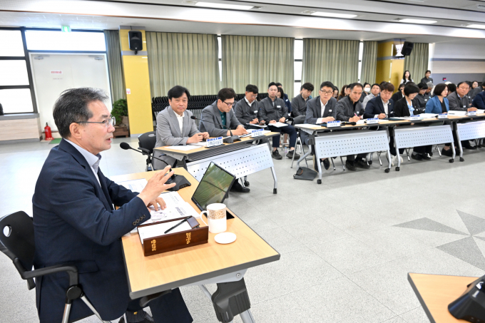 지난 26일 김진열 군위군수 주재로 민선8기 공약추진상황 보고회가 열리고 있다./사진제공=대구 군위군