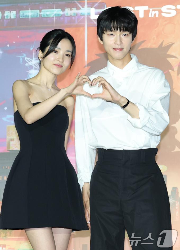 배우 김태리와 홍경(오른쪽)이 27일 오후 서울 광진구 자양동 롯데시네마 건대입구점에서 열린 영화 '이 별에 필요한' 언론시사회 및 기자간담회에 참석해 포즈를 취하고 있다. ‘이 별에 필요한’은 2050년 서울, 화성 탐사를 꿈꾸는 우주인 난영과 뮤지션의 꿈을 잠시 접어둔 제이가 만나 꿈과 사랑을 향해 나아가는 로맨스를 그렸다. 2025.5.27/뉴스1 ⓒ News1 권현진 기자