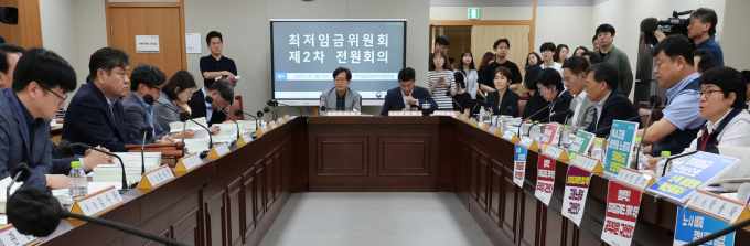 27일 세종시 정부세종청사에서 최저임금위원회 제2차 전원회의가 열리고 있다./사진=뉴시스