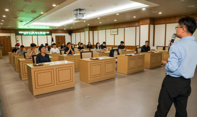 의정부시의회 직원들이 27일 AI활용 글쓰기 능력 향상 교육을 받고 있다. /사진제공=의정부시의회