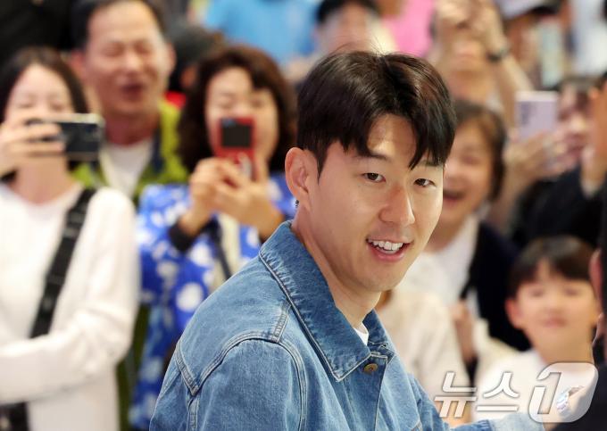 유럽축구연맹(UEFA) 유로파리그 우승 후 홍명보 감독이 이끄는 축구대표팀에 선발된 손흥민이 27일 오후 인천국제공항으로 귀국하며 팬들에게 인사를 하고 있다. 2025.5.27/뉴스1 ⓒ News1 김명섭 기자