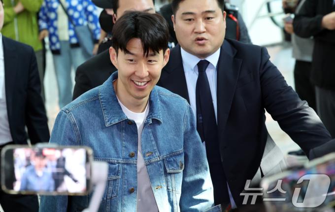 유럽축구연맹(UEFA) 유로파리그 우승 후 홍명보 감독이 이끄는 축구대표팀에 선발된 손흥민이 27일 오후 인천국제공항으로 귀국하며 팬들에게 인사를 하고 있다. 2025.5.27/뉴스1 ⓒ News1 김명섭 기자