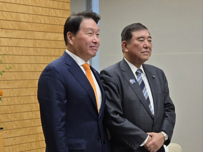 최태원 대한상공회의소 회장(왼쪽)이 27일 일본 도쿄 총리 관저에서 이시바 시게루 일본 총리와 만났다. /사진=대한상공회의소