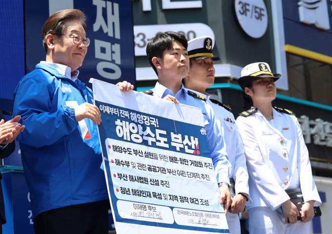 이재명 더불어민주당 대선 후보가 "HMM을 부산으로 옮기겠다"며 HMM 본사 이전 추진 의지를 재확인했다. 사진은 이재명 더불어민주당 대통령 후보가 민주당 험지로 꼽히는 부산·경남(PK) 지역 유세에 나선 지난 14일 부산 부산진구 서면을 찾아 권기흥 에이치라인해운해상직원노조 위원장과 해양수도 부산 협약서에서 만난 모습. /사진=뉴스1