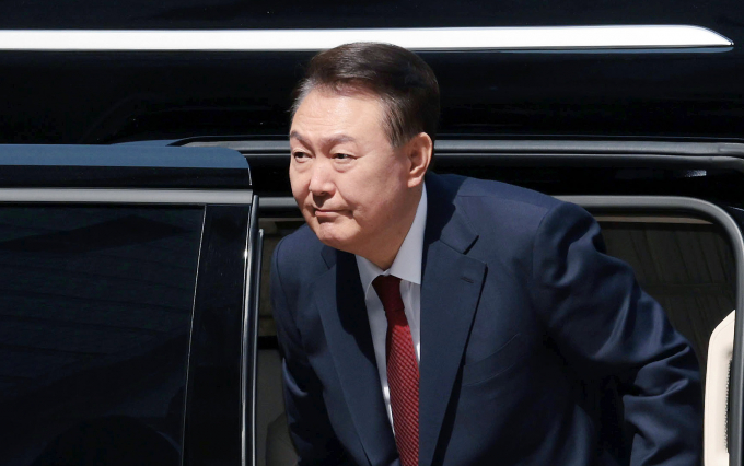 자영업자와 시민단체가 12·3 비상계엄 사태로 영업손실이 발생했다며 윤석열 전 대통령을 상대로 손해배상 소송을 제기했다. 사진은 윤 전 대통령이 지난 26일 서울 서초구 서울중앙지방법원에서 열린 내란 우두머리 혐의ㆍ직권남용 권리행사 방해 혐의 사건 5차 공판에 출석하는 모습. /사진=뉴스1