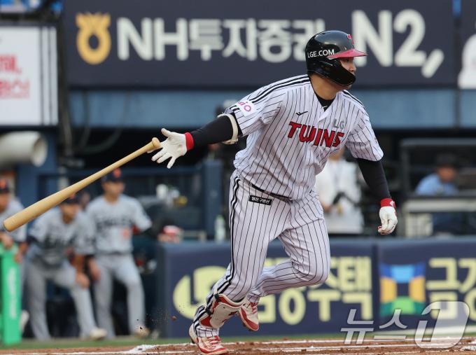 27일 오후 서울 송파구 잠실야구장에서 열린 프로야구 '2025 신한 SOL 뱅크 KBO리그' 한화 이글스와 LG 트윈스의 경기 1회말 LG 공격 2사 2루 상황에서 문보경이 1타점 적시타를 때리고 있다. 2025.5.27/뉴스1 ⓒ News1 오대일 기자