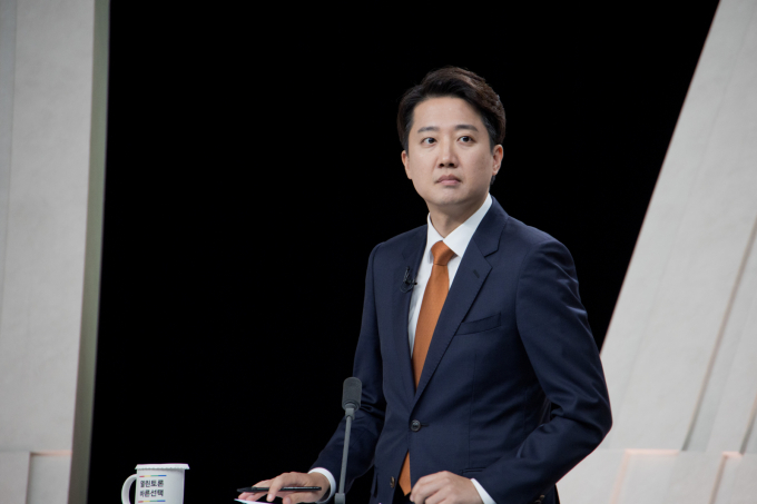 이준석 개혁신당 대선 후보와 이재명 더불어민주당 대선 후보가 27일 후보자 토론에서 민주당 당내 민주주의를 두고 날을 세웠다. 사진은 이날 토론에 참석한 이준석 후보. /사진=뉴시스(국회사진기자단)