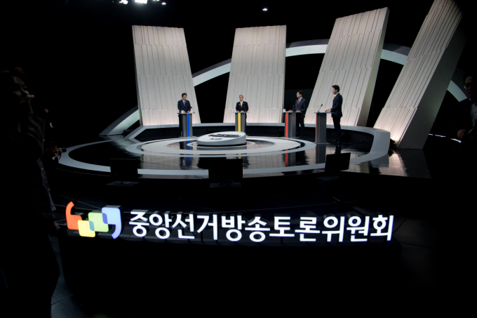 이재명 더불어민주당 대통령 후보와 김문수 국민의힘 대선 후보가 중앙선거관리위원회 주관 마지막 TV토론에서 이 후보의 '사법 리스크'를 놓고 날카로운 설전을 벌였다. 사진은 27일 오후 서울 마포구 상암동 MBC 스튜디오에서 열린 중앙선거방송토론위원회 주관 제21대 대통령선거 3차 후보자토론회 시작에 앞서 각 정당 대선후보들이 토론 준비를 하고 있다. 왼쪽부터 이재명 더불어민주당, 권영국 민주노동당, 김문수 국민의힘, 이준석 개혁신당 대선후보. /사진=뉴시스