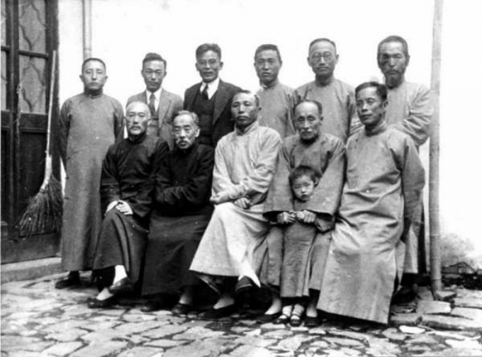 김구의 최측근으로 활약했던 안공근이 1939년 5월30일 암살을 당했다. 사진은 독립운동가 안공근(윗줄 왼쪽에서 네번째)과 김구(아랫줄 왼쪽에서 세번재)의 모습. /사진=국가보훈처 제공