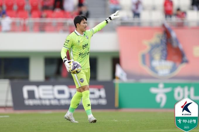 축구 관계자들로부터 호평을 받고 있는 김천 수문장 김동헌(한국프로축구연맹 제공)