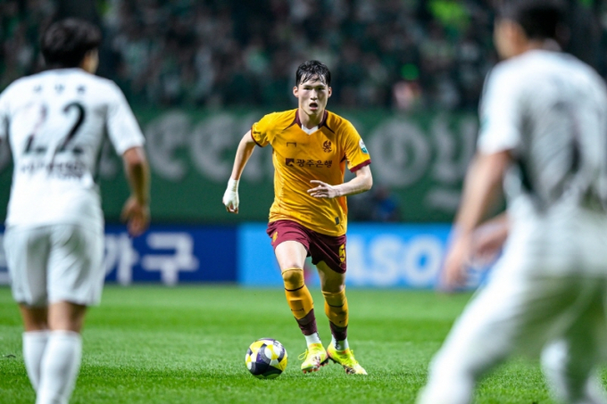지난 11일 K리그1 13라운드 전북전 광주FC 변준수선수가 드리블을 펼치고 있다./사진=광주FC