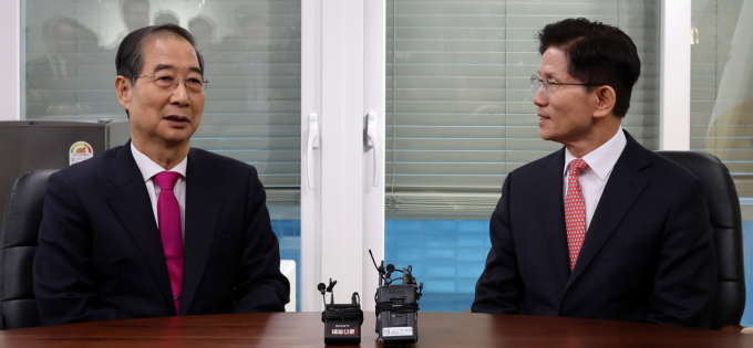한덕수 전 국무총리가 28일 페이스북을 통해 김문수 국민의힘 대선 후보를 지지하겠다고 밝혔다. 사진은 지난 11일 회동하는 한 전 총리(왼쪽)와 김 후보. /사진=뉴스1(공동취재)
