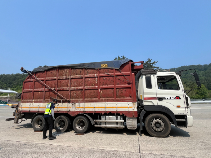 과적차량 단속 모습./사진=경남도