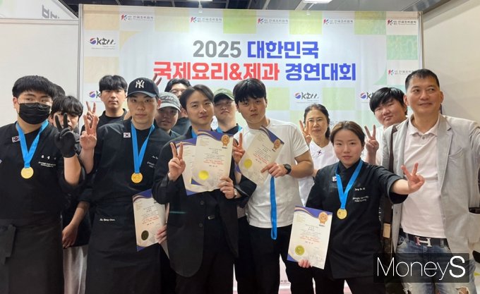 '2025년 대한민국 국제요리&제과경연대회'에서 금상을 수상한 광주대학교 2개 팀이 기념촬영을 하고 있다/사진=광주대학교 제공.