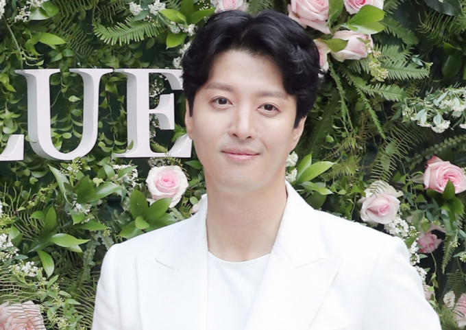 배우 이동건이 열애설에 휩싸였다. 사진은 지난 2019년 2월 서울 종로구 아름지기에서 열린 랑콤 '압솔뤼 컬렉션' 론칭 기념 행사에 참석한 배우 이동건. /사진=머니투데이