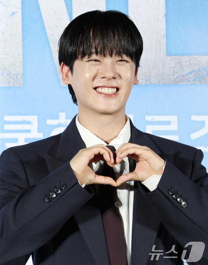 배우 이정하가 28일 서울 광진구 건대입구 롯데시네마에서 열린 새 드라마 'ONE : 하이스쿨 히어로즈' 제작발표회에 참석해 포즈를 취하고 있다. 'ONE : 하이스쿨 히어로즈'는 아버지의 억압에 시달리던 전교 1등 의겸(이정하 분)과 그의 천부적인 싸움 재능을 이용하려는 윤기(김도완 분)가 복면을 쓴 '하이스쿨 히어로즈'를 결성해 억눌린 분노를 폭발시켜 학교 폭력 서열을 뒤엎는 하이스쿨 액션 드라마다. 2025.5.28/뉴스1 ⓒ News1 권현진 기자