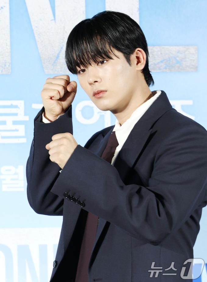 배우 이정하가 28일 서울 광진구 건대입구 롯데시네마에서 열린 새 드라마 'ONE : 하이스쿨 히어로즈' 제작발표회에 참석해 포즈를 취하고 있다. 'ONE : 하이스쿨 히어로즈'는 아버지의 억압에 시달리던 전교 1등 의겸(이정하 분)과 그의 천부적인 싸움 재능을 이용하려는 윤기(김도완 분)가 복면을 쓴 '하이스쿨 히어로즈'를 결성해 억눌린 분노를 폭발시켜 학교 폭력 서열을 뒤엎는 하이스쿨 액션 드라마다. 2025.5.28/뉴스1 ⓒ News1 권현진 기자