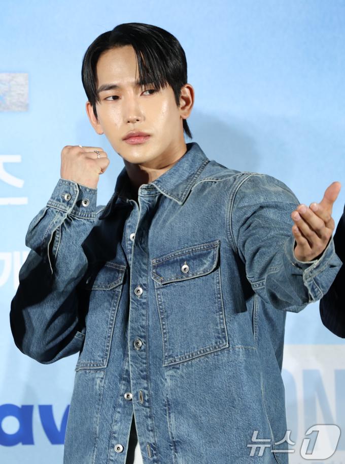 배우 육준서가 28일 서울 광진구 건대입구 롯데시네마에서 열린 새 드라마 'ONE : 하이스쿨 히어로즈' 제작발표회에 참석해 포즈를 취하고 있다. 'ONE : 하이스쿨 히어로즈'는 아버지의 억압에 시달리던 전교 1등 의겸(이정하 분)과 그의 천부적인 싸움 재능을 이용하려는 윤기(김도완 분)가 복면을 쓴 '하이스쿨 히어로즈'를 결성해 억눌린 분노를 폭발시켜 학교 폭력 서열을 뒤엎는 하이스쿨 액션 드라마다. 2025.5.28/뉴스1 ⓒ News1 권현진 기자