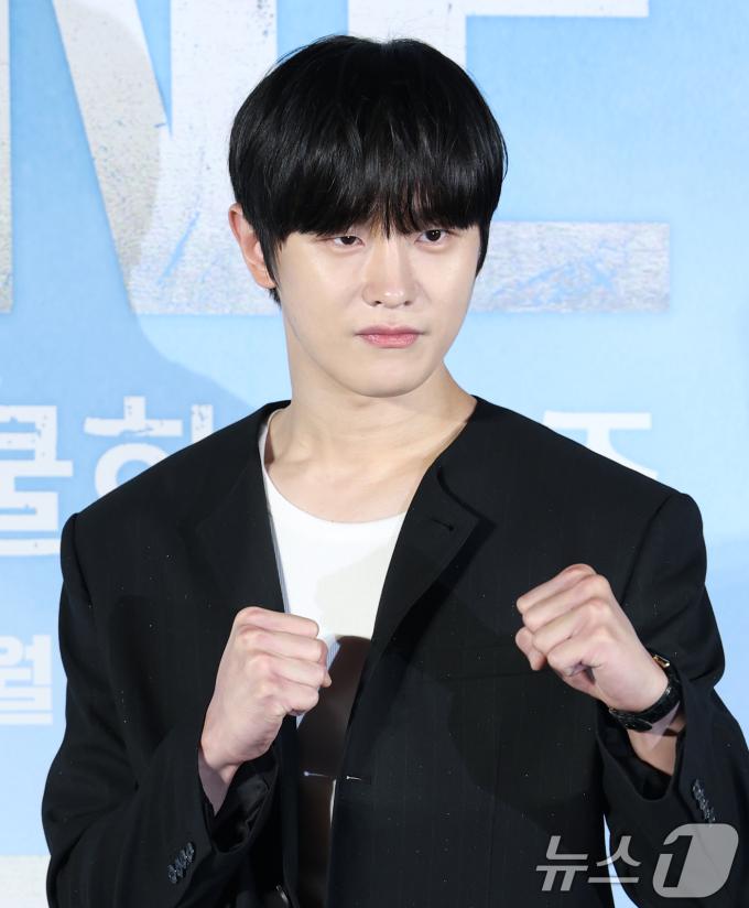배우 김도완이 28일 서울 광진구 건대입구 롯데시네마에서 열린 새 드라마 'ONE : 하이스쿨 히어로즈' 제작발표회에 참석해 포즈를 취하고 있다. 'ONE : 하이스쿨 히어로즈'는 아버지의 억압에 시달리던 전교 1등 의겸(이정하 분)과 그의 천부적인 싸움 재능을 이용하려는 윤기(김도완 분)가 복면을 쓴 '하이스쿨 히어로즈'를 결성해 억눌린 분노를 폭발시켜 학교 폭력 서열을 뒤엎는 하이스쿨 액션 드라마다. 2025.5.28/뉴스1 ⓒ News1 권현진 기자