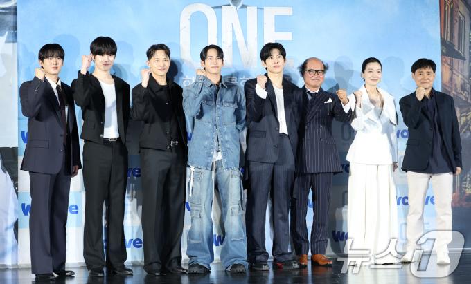배우 이정하(왼쪽부터)와 김도완, 유희제, 육준서, 임성균, 김상호, 김주령, 이성태 감독이 28일 서울 광진구 건대입구 롯데시네마에서 열린 새 드라마 'ONE : 하이스쿨 히어로즈' 제작발표회에 참석해 포즈를 취하고 있다. 'ONE : 하이스쿨 히어로즈'는 아버지의 억압에 시달리던 전교 1등 의겸(이정하 분)과 그의 천부적인 싸움 재능을 이용하려는 윤기(김도완 분)가 복면을 쓴 '하이스쿨 히어로즈'를 결성해 억눌린 분노를 폭발시켜 학교 폭력 서열을 뒤엎는 하이스쿨 액션 드라마다. 2025.5.28/뉴스1 ⓒ News1 권현진 기자