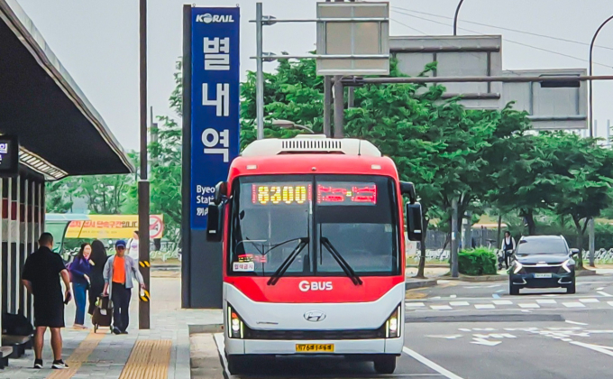 남양주시 별내역에 정차 운행하고 있는 8300번 버스. /사진제공=남양주시